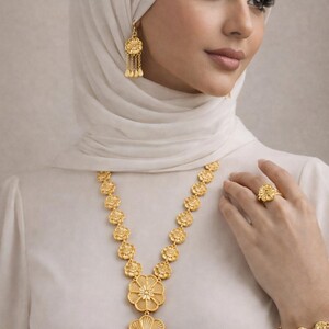 طقم مطليه ذهب بتصميم زهري كلاسيكي يجيمع بين الفخامة والتراث