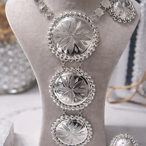 طقم فضي تراثي بتصميم دائري مستوحى من الزخارف العربية الأصيلة، يجمع بين البساطة والقوة في آنٍ واحد 🤍