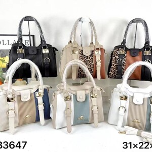 كتشفي الأناقة العصرية مع هذه الحقيبة النسائية الفاخرة بتصميم راقٍ يجمع بين الجمال والعملية. تأتي الحقيبة بتفاصيل أنيقة وخامات عالية الجودة مع لمسات معدنية